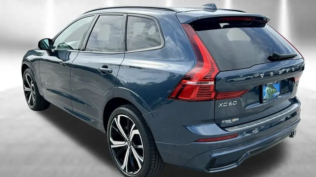 2023 Volvo XC60 B5 Ultimate Dark Theme