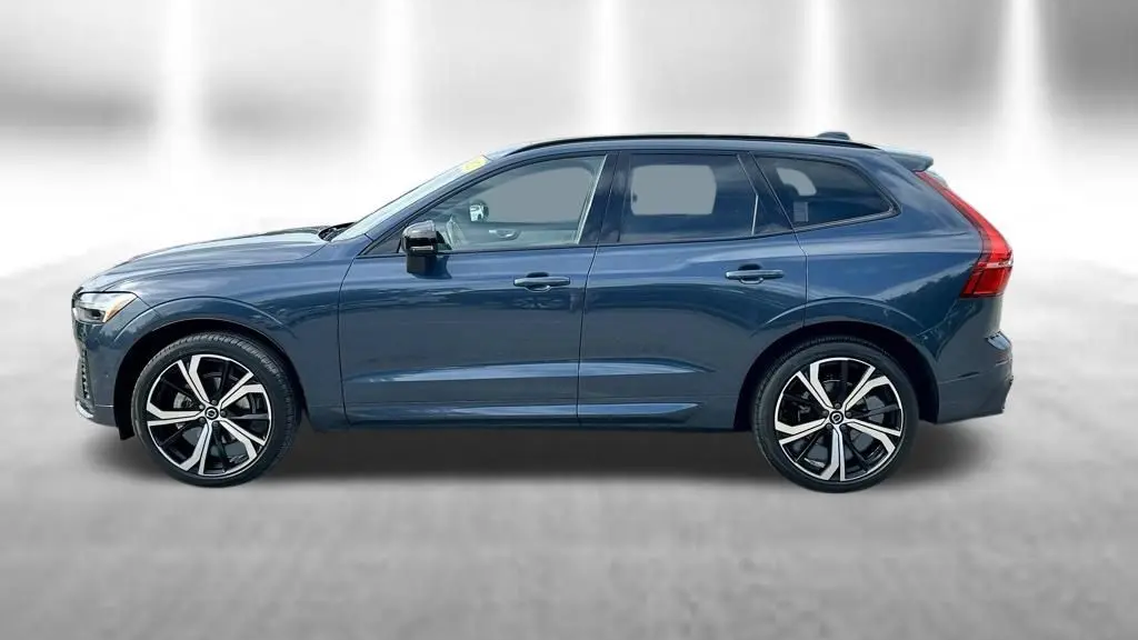 2023 Volvo XC60 B5 Ultimate Dark Theme