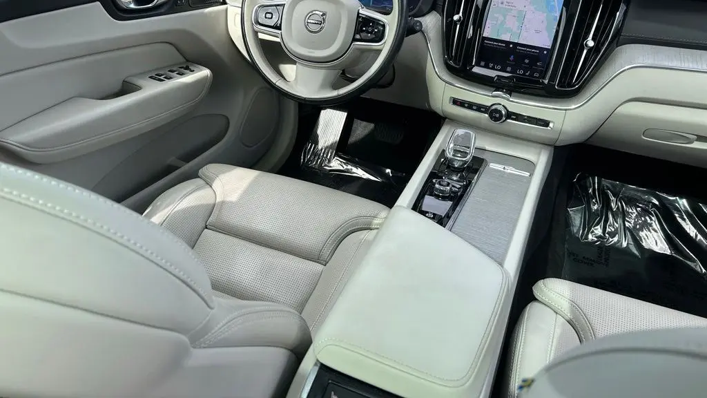 2023 Volvo XC60 B5 Ultimate Dark Theme