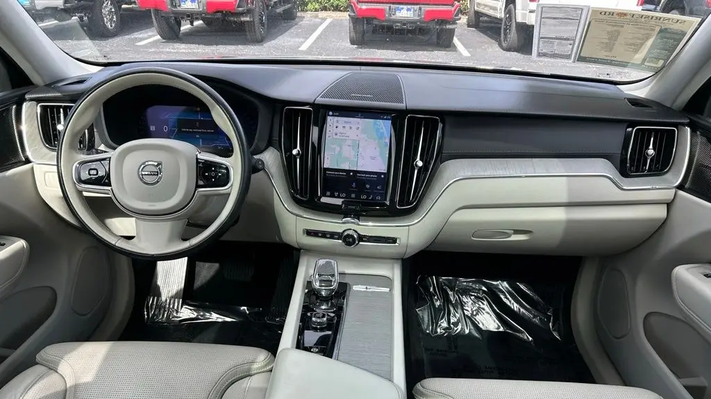 2023 Volvo XC60 B5 Ultimate Dark Theme