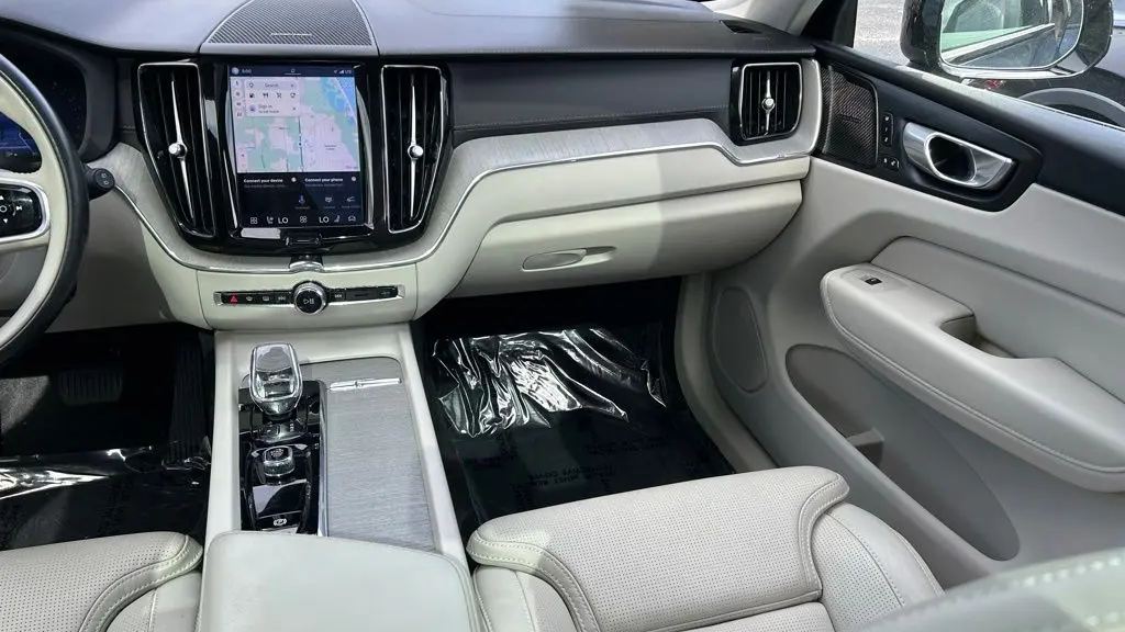 2023 Volvo XC60 B5 Ultimate Dark Theme
