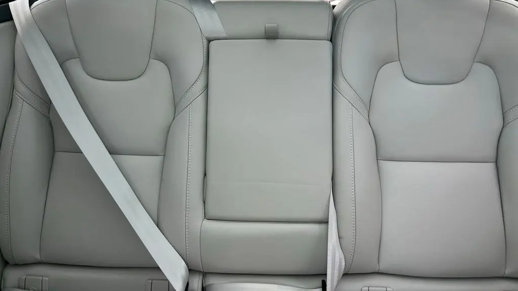 2023 Volvo XC60 B5 Ultimate Dark Theme