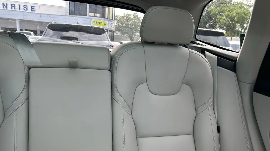 2023 Volvo XC60 B5 Ultimate Dark Theme