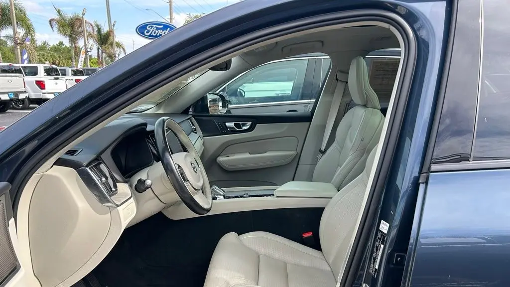 2023 Volvo XC60 B5 Ultimate Dark Theme