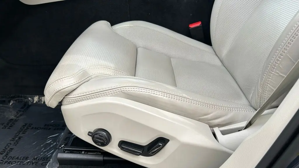 2023 Volvo XC60 B5 Ultimate Dark Theme