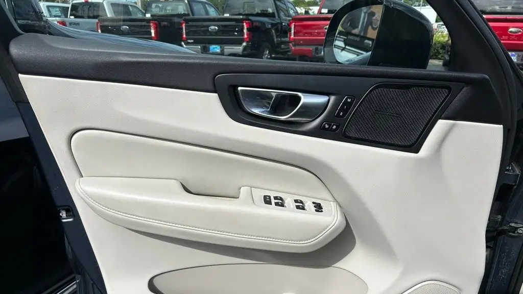 2023 Volvo XC60 B5 Ultimate Dark Theme