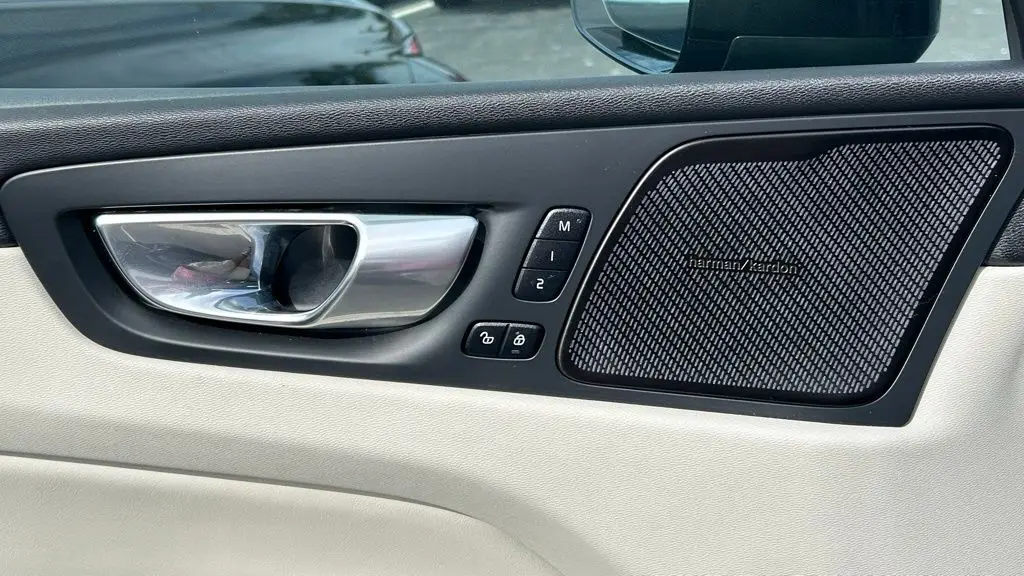 2023 Volvo XC60 B5 Ultimate Dark Theme