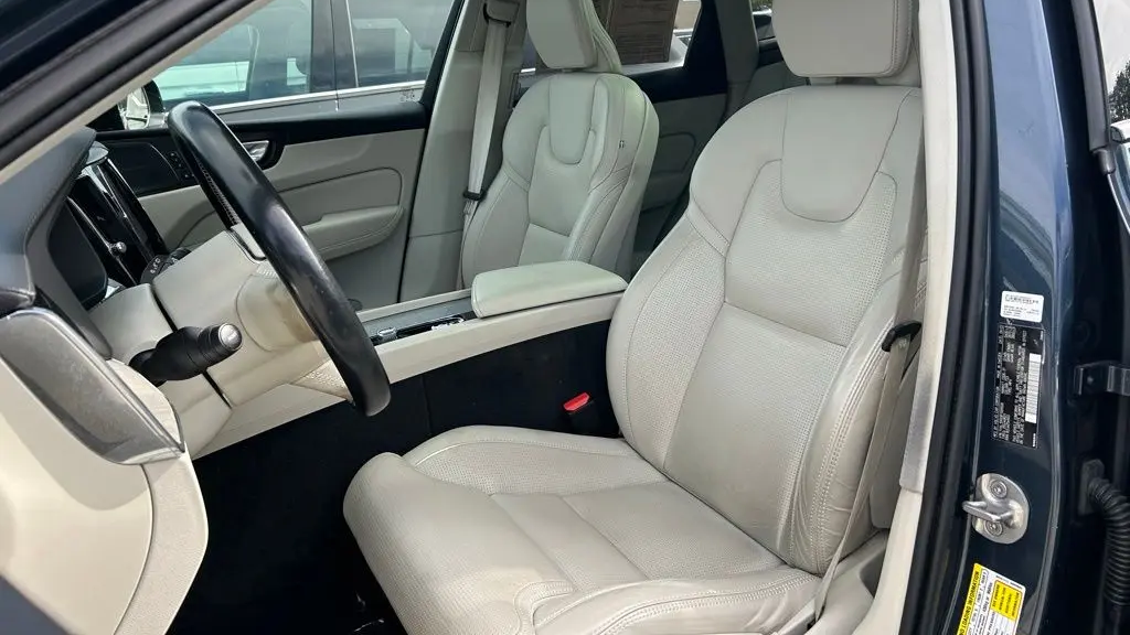 2023 Volvo XC60 B5 Ultimate Dark Theme