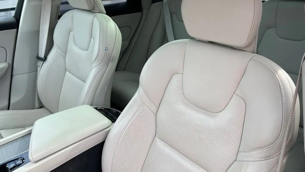 2023 Volvo XC60 B5 Ultimate Dark Theme
