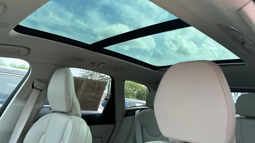 2023 Volvo XC60 B5 Ultimate Dark Theme