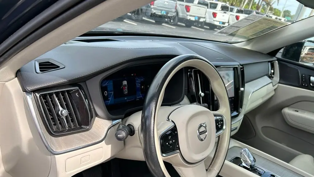 2023 Volvo XC60 B5 Ultimate Dark Theme