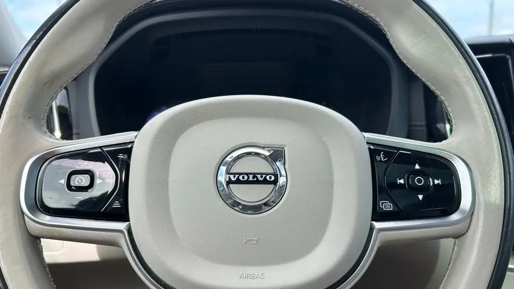 2023 Volvo XC60 B5 Ultimate Dark Theme