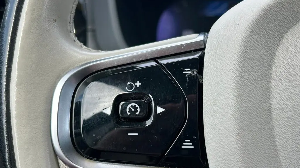 2023 Volvo XC60 B5 Ultimate Dark Theme