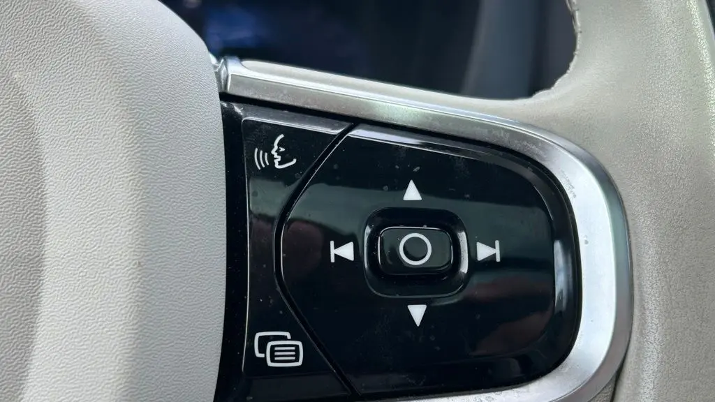 2023 Volvo XC60 B5 Ultimate Dark Theme