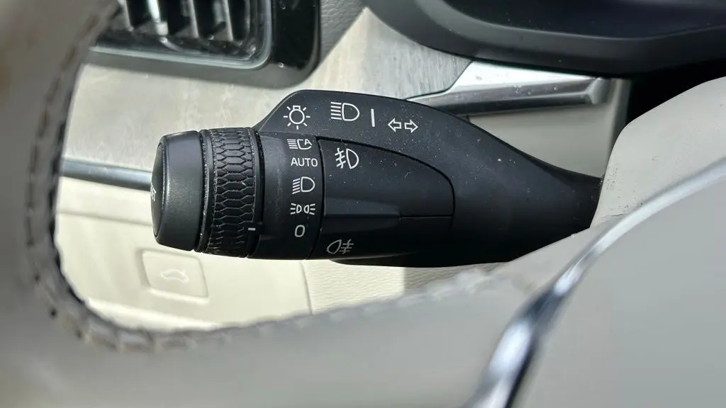 2023 Volvo XC60 B5 Ultimate Dark Theme