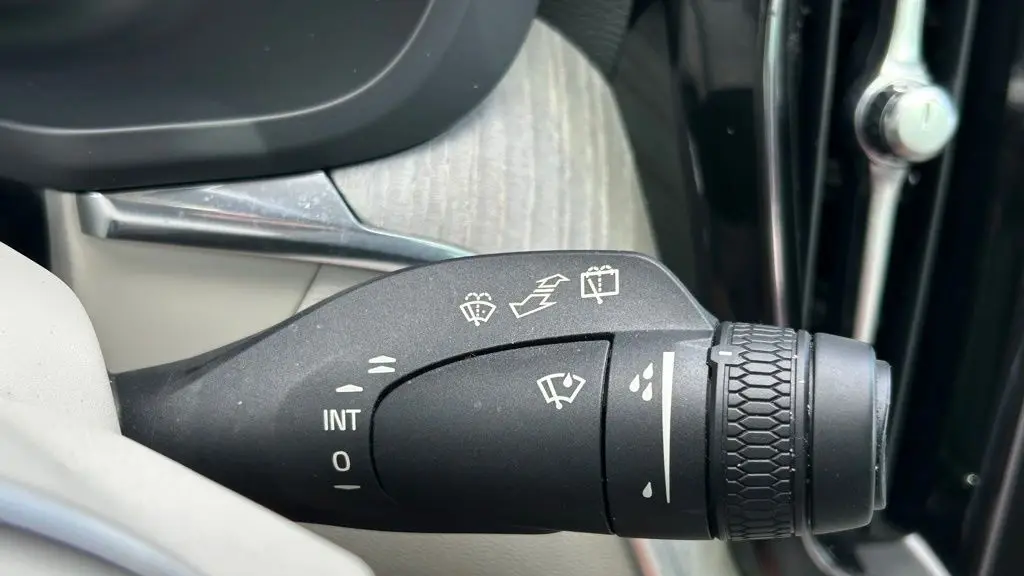 2023 Volvo XC60 B5 Ultimate Dark Theme