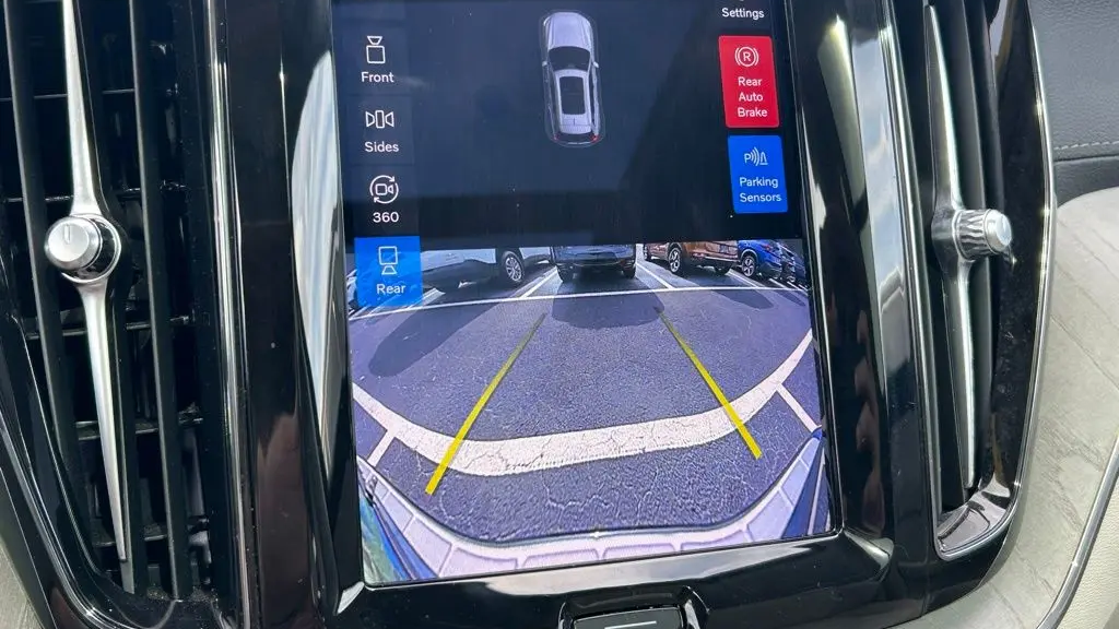 2023 Volvo XC60 B5 Ultimate Dark Theme