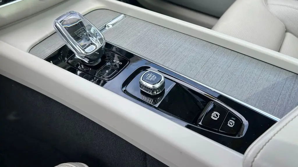 2023 Volvo XC60 B5 Ultimate Dark Theme