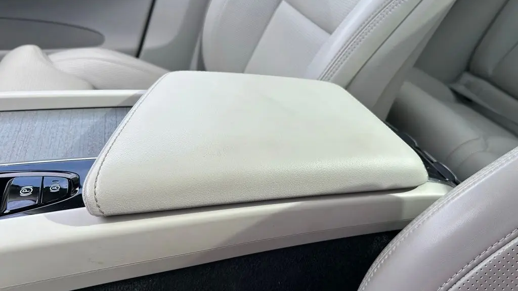 2023 Volvo XC60 B5 Ultimate Dark Theme