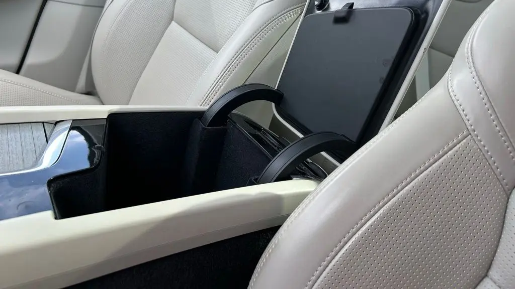 2023 Volvo XC60 B5 Ultimate Dark Theme