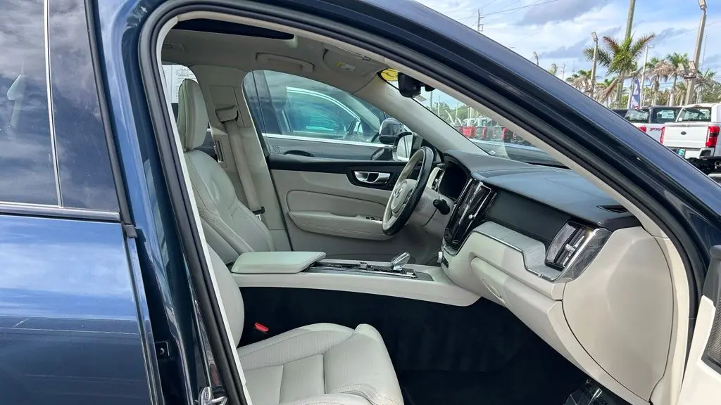 2023 Volvo XC60 B5 Ultimate Dark Theme