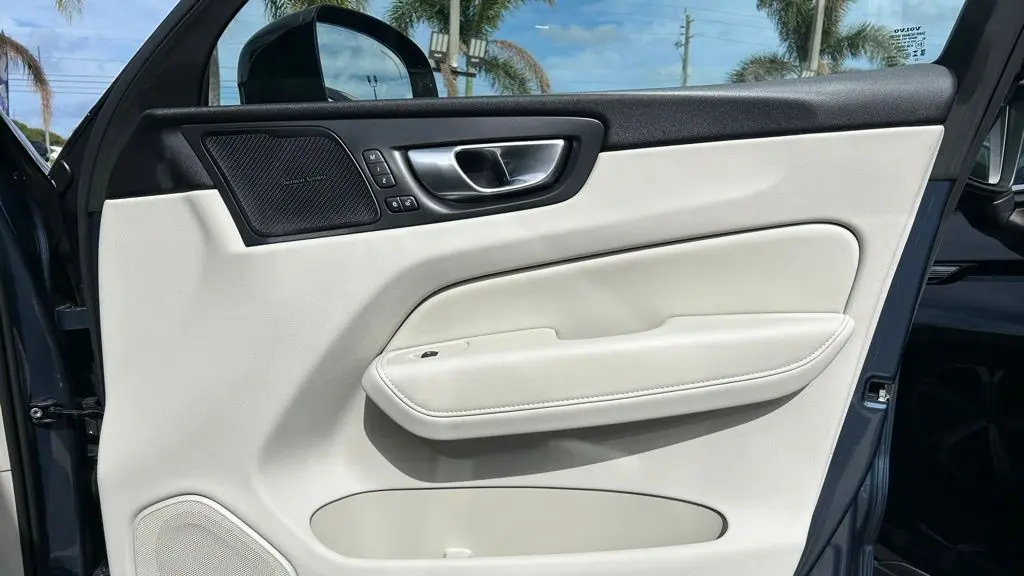 2023 Volvo XC60 B5 Ultimate Dark Theme