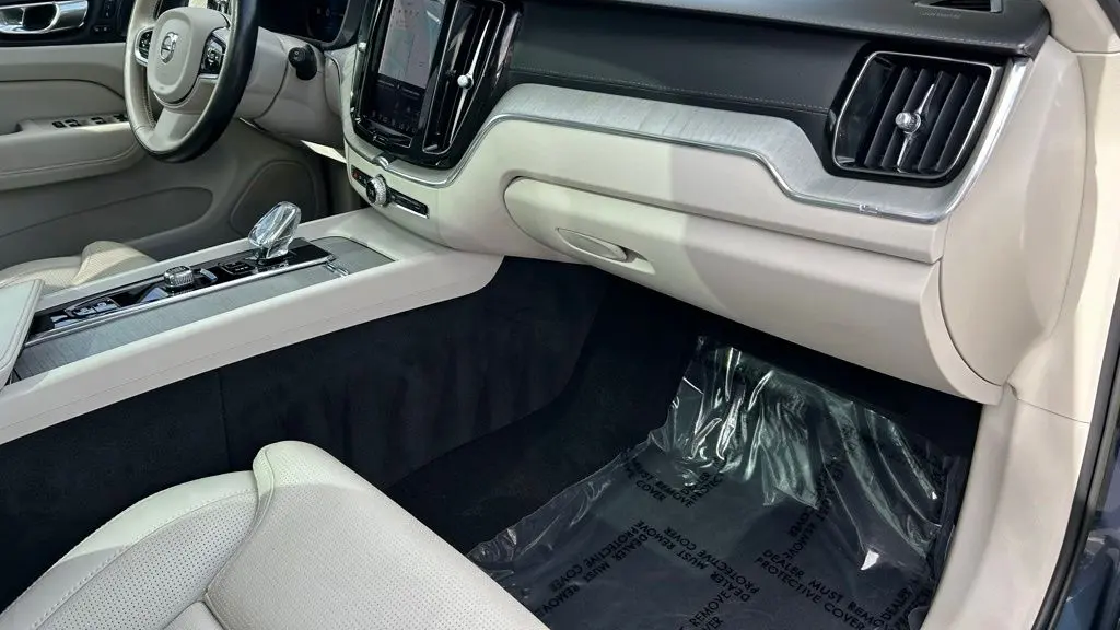 2023 Volvo XC60 B5 Ultimate Dark Theme