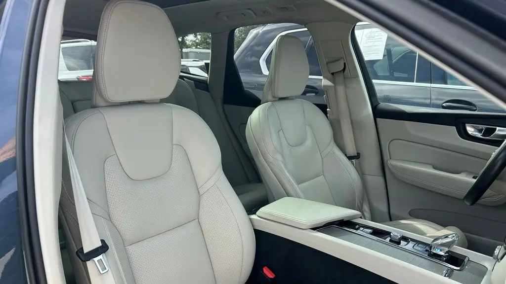 2023 Volvo XC60 B5 Ultimate Dark Theme