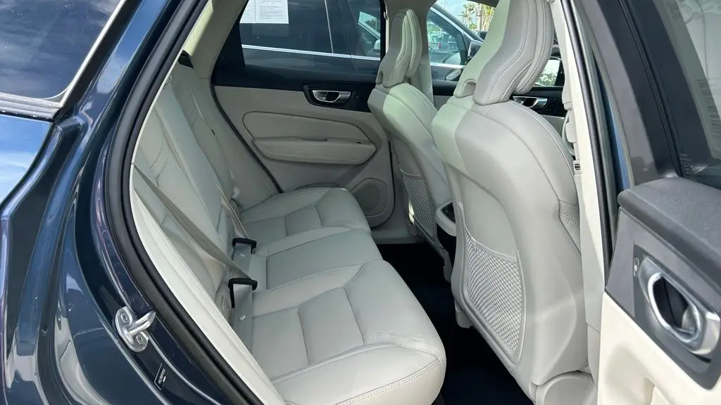2023 Volvo XC60 B5 Ultimate Dark Theme