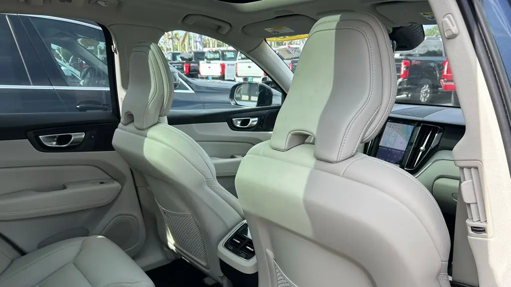 2023 Volvo XC60 B5 Ultimate Dark Theme
