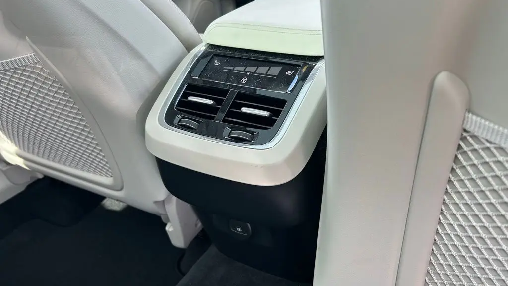 2023 Volvo XC60 B5 Ultimate Dark Theme