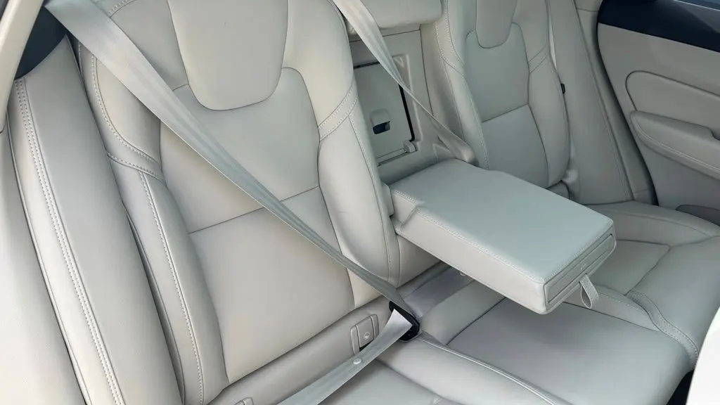 2023 Volvo XC60 B5 Ultimate Dark Theme