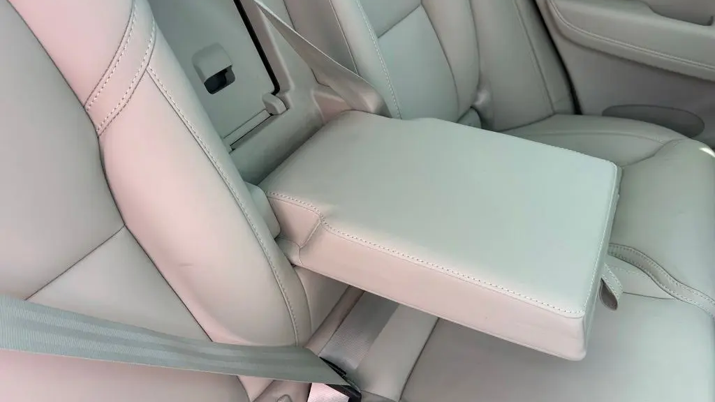 2023 Volvo XC60 B5 Ultimate Dark Theme