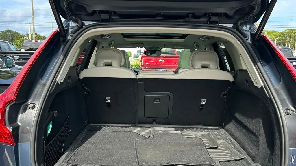 2023 Volvo XC60 B5 Ultimate Dark Theme