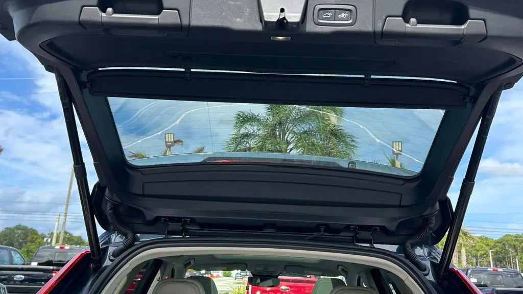 2023 Volvo XC60 B5 Ultimate Dark Theme