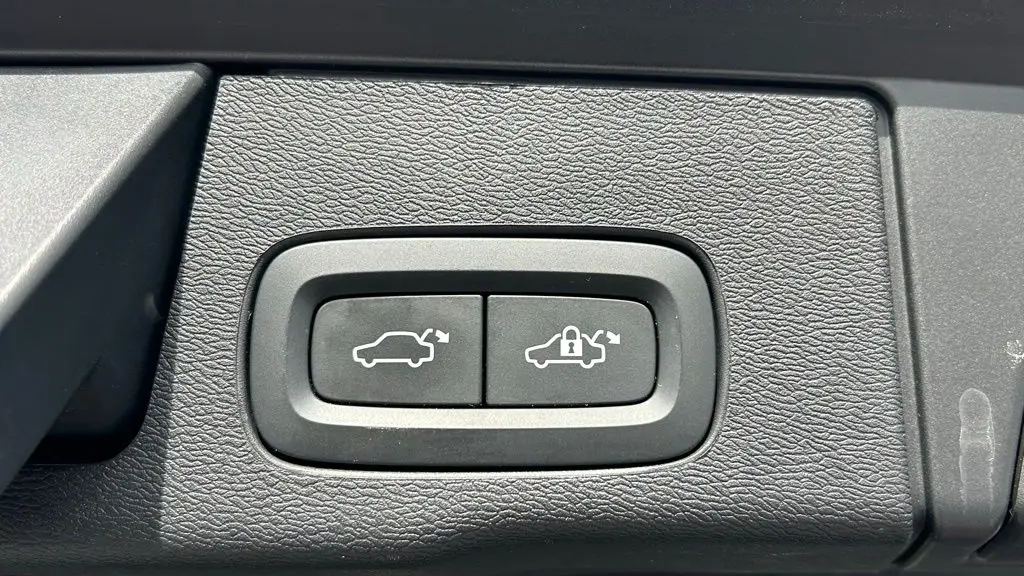 2023 Volvo XC60 B5 Ultimate Dark Theme