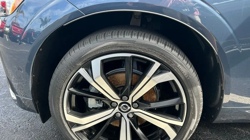 2023 Volvo XC60 B5 Ultimate Dark Theme