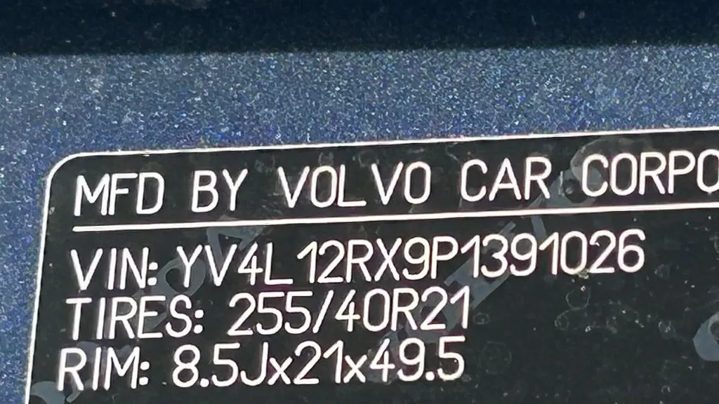 2023 Volvo XC60 B5 Ultimate Dark Theme