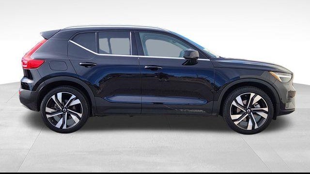 2023 Volvo XC40 B5 Ultimate Bright Theme