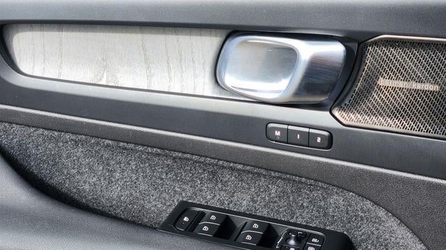 2023 Volvo XC40 B5 Ultimate Bright Theme
