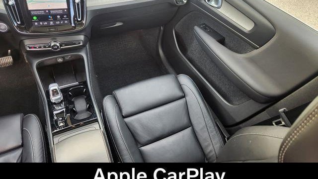 2023 Volvo XC40 B5 Ultimate Bright Theme