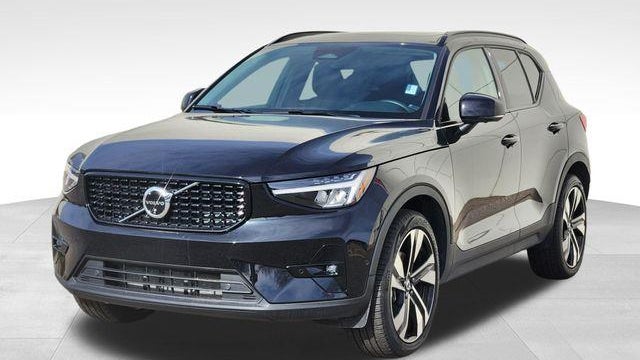 2025 Volvo XC40 B5 Plus Dark Theme