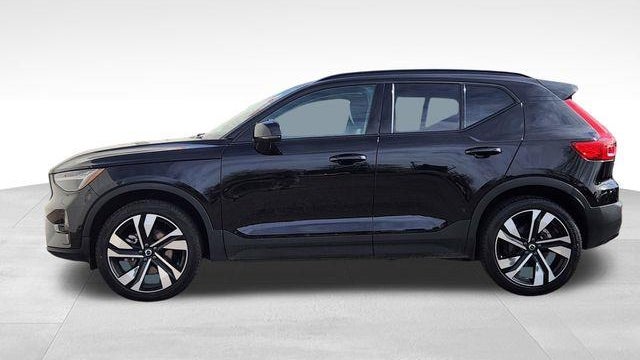 2025 Volvo XC40 B5 Plus Dark Theme