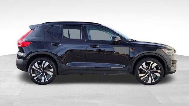 2025 Volvo XC40 B5 Plus Dark Theme