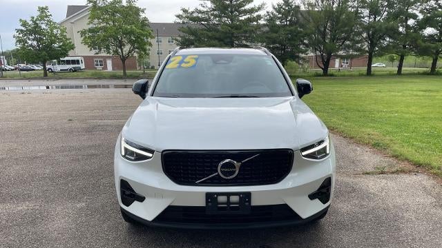 2025 Volvo XC40 B5 Plus Dark Theme