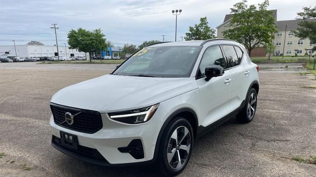 2025 Volvo XC40 B5 Plus Dark Theme