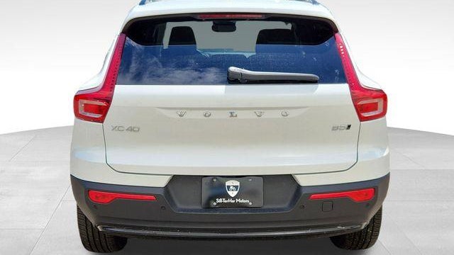 2026 Volvo XC40 B5 Plus