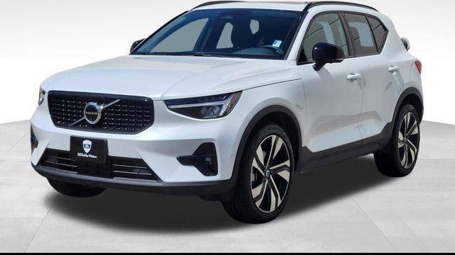 2025 Volvo XC40 B5 Plus Dark Theme