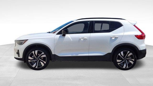 2025 Volvo XC40 B5 Plus Dark Theme