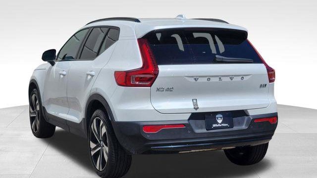 2025 Volvo XC40 B5 Plus Dark Theme